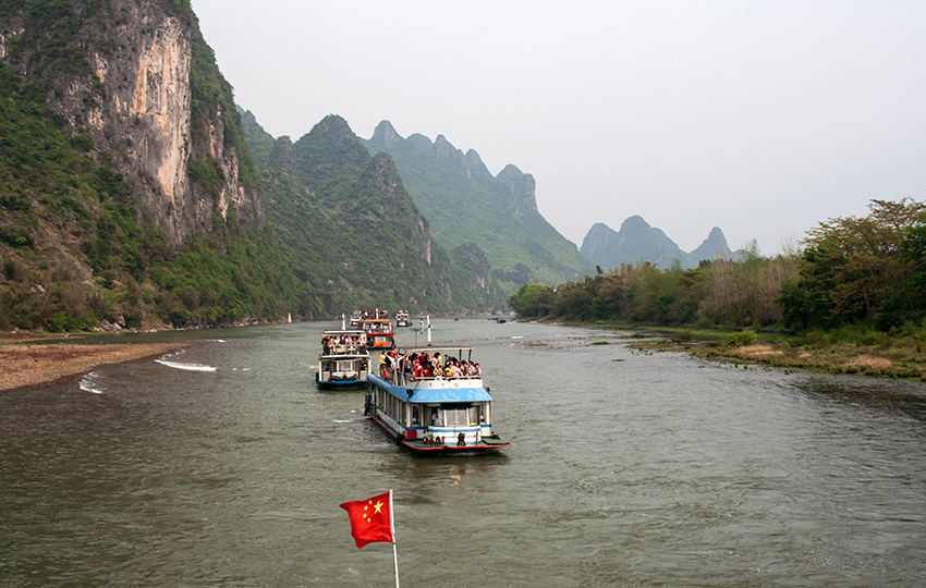 Lijang Flussfahrtimpressionen
83 km misst der Streckenabschnitt zwischen Guilin und Yangshuo, der den Lijang, einen Nebenfluss des Perlflusses weltberühmt gemacht hat. Dutzende von Touristenbooten gleiten täglich durch steil aufragenden Felshängen und skurrilen Karstkegel hindurch
Schlüsselwörter: Flussfahrtimpressionen Lijang