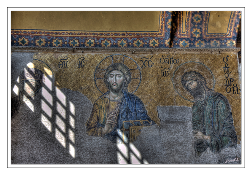 Hagia Sophia 
Das Wenige, was nicht während und nach der Transformation zur Moschee vernichtet wurde, ist heute wieder freigelegt. Dazu zählen die besonders wertvollen Mosaiken auf den oberen Galerien
Schlüsselwörter: Türkei                        Istanbul