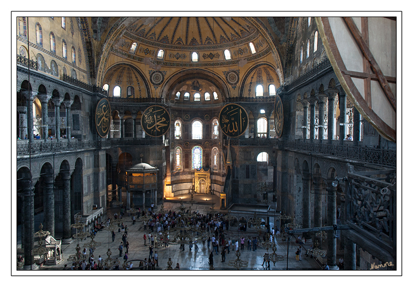 Hagia Sophia
Der Hauptraum wird durch die 31 Meter durchmessende und 56 Meter hohe Kuppel beherrscht. Die Grundfläche beträgt 7570 m², was etwa einem Fußballfeld entspricht. Hinzu kommen im Westen und Osten kleinere Halbkuppeln und weitere muschelförmige Kuppeln. 
Schlüsselwörter: Türkei Istanbul