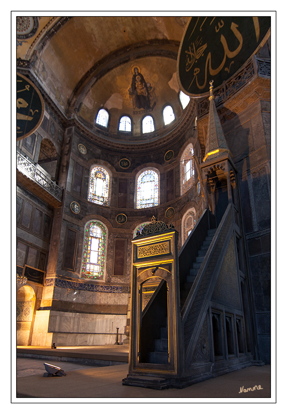 Hagia Sophia
Auf Anregung Atatürks, des ersten Präsidenten der Republik Türkei, beschloss der Ministerrat am 24. November 1934, die Moschee in ein Museum umzuwandeln. So wurde die gesamte Geschichte des Bauwerks sichtbar und die Kontinuität als religiös genutzte Stätte deutlich
