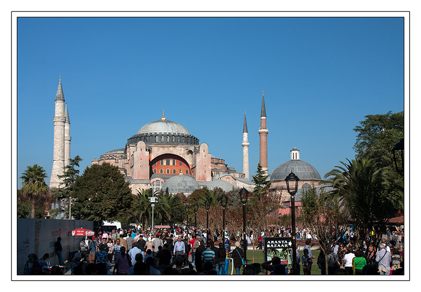 Hagia Sophia
oder Sophienkirche ist eine ehemalige byzantinische Kirche, spätere Moschee und heutiges Museum
Schlüsselwörter: Türkei Istanbul