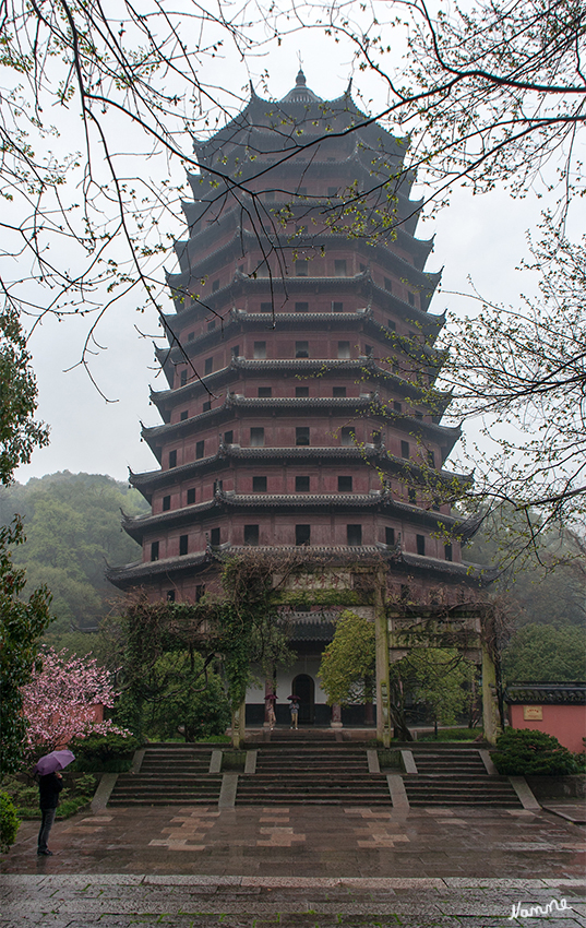 Pagode der sechsfachen Harmonie
Die wuchtige 60 m hohe Pagode (Liuhe ta) stammt im Kern von 1163 doch sind alle Holzteile und Dächer von 1900

Schlüsselwörter: Hangzhou sechsfache Harmonie Pagode
