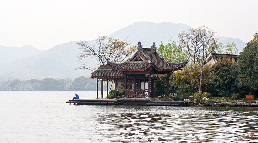 Auf dem Westsee
Der Westsee ist das berühmteste Stadtgewässer Chinas. Er ist mit seinen märchenhaften Brücken und Inseln seit je her Schauplatz vieler Liebesgeschichten und -dichtungen, und weckt bereits durch bloße Erwähnung romantische Gefühle in den Herzen vieler Chinesen. 
Schlüsselwörter: Hangzhou Westsee