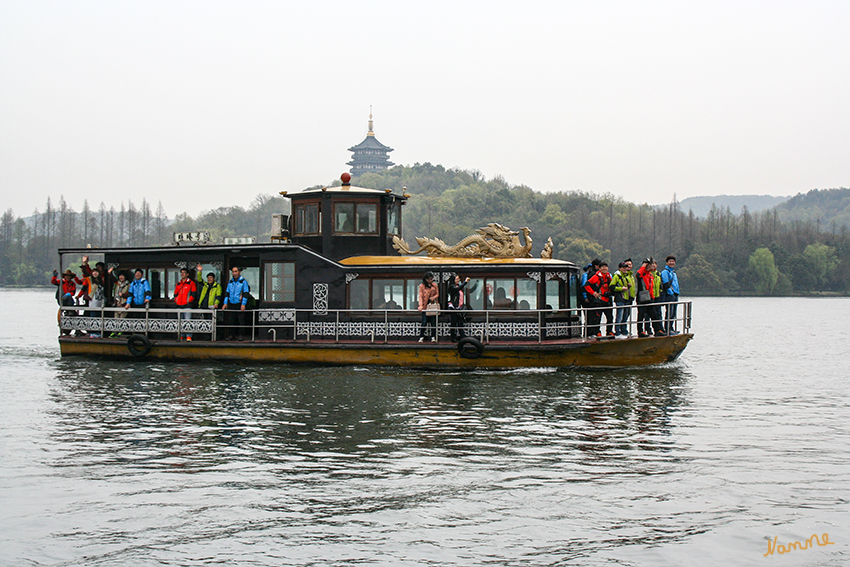Auf dem Westsee
Die Stadt Hangzhou, Hauptstadt der Provinz Zhejiang, hat in China einen besonderen Ruf. Mit der Stadt werden Tradition, Reichtum und Schönheit verbunden. Die wichtigste Attraktion in der Stadt ist der Westsee mit seinen Inseln, Dämmen, Parks und Bauten.
Schlüsselwörter: Hangzhou Westsee