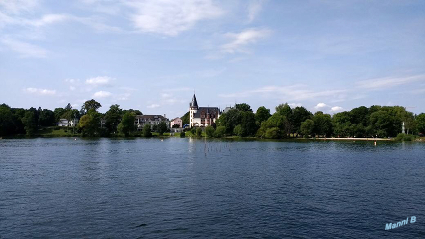 Haus am See
Schloss Klink wurde 1898 in Anlehnung an die Loire-Schlösser im Neo-Renaissancestil errichtet. Einhundert Jahre nach seiner Erbauung öffnete das Schlosshotel Klink im Jahr 1998 seine Pforten. Zwei Jahre später wurde die Orangerie eröffnet. laut mecklenburgische-seenplatte

Schlüsselwörter: Müritz