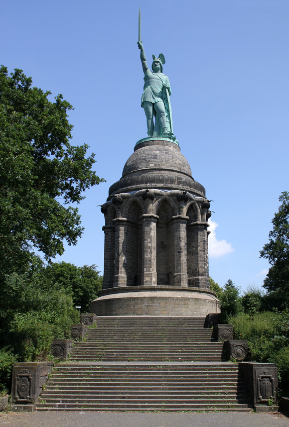 Hermannsdenkmal
Erinnern soll das Denkmal an den Cheruskerfürsten Arminius und die sogenannte Schlacht im Teutoburger Wald, in der germanische Stämme unter Führung von Arminius ( Hermann) den römischen Legionen unter Varus im Jahre 9 n. Chr. eine entscheidene Niederlage beibrachten.
Schlüsselwörter: Hermannsdenkmal               Teutoburger Wald