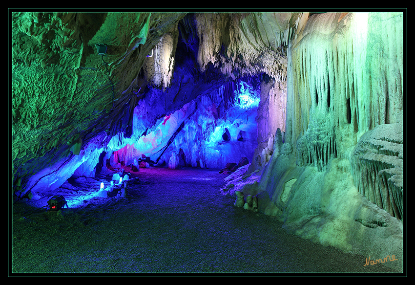 Dechenhöhle  -  Höhlenlichter
Erneut verwandelt Wolfgang Flammersfeld von "world-of-lights" das unterirdische Zauberreich der Dechenhöhle in eine magische Farbenwelt. Beeindruckende neue Lichtinstallationen im Einklang mit der Tropfsteinpracht und teilweise untermalt von Geräuschen und Klängen,werden auch Sie verzaubern.
laut Dechenhoehle.de
Schlüsselwörter: Höhlenlichter, Dechenhöhle