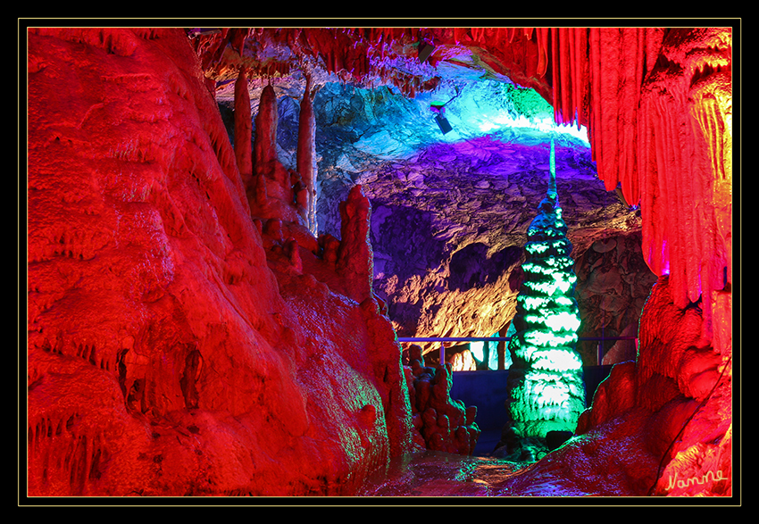 Dechenhöhle  -  Höhlenlichter
Die fremde und geheimnisvolle Welt der Dechenhöhle ist sicherlich an sich immer wieder einen Besuch wert. Doch zurzeit präsentieren sich die Tropfsteine in einem ganz besonderen Licht. Der bekannte Lichtkünstler Wolfgang Flammersfeld hat die Dechenhöhle mit seinen Lichtkunstwerken und Illuminationen in ein unbekanntes magisches Licht getaucht.
laut lokalkompass.de
Schlüsselwörter: Höhlenlichter, Dechenhöhle, Durchgang