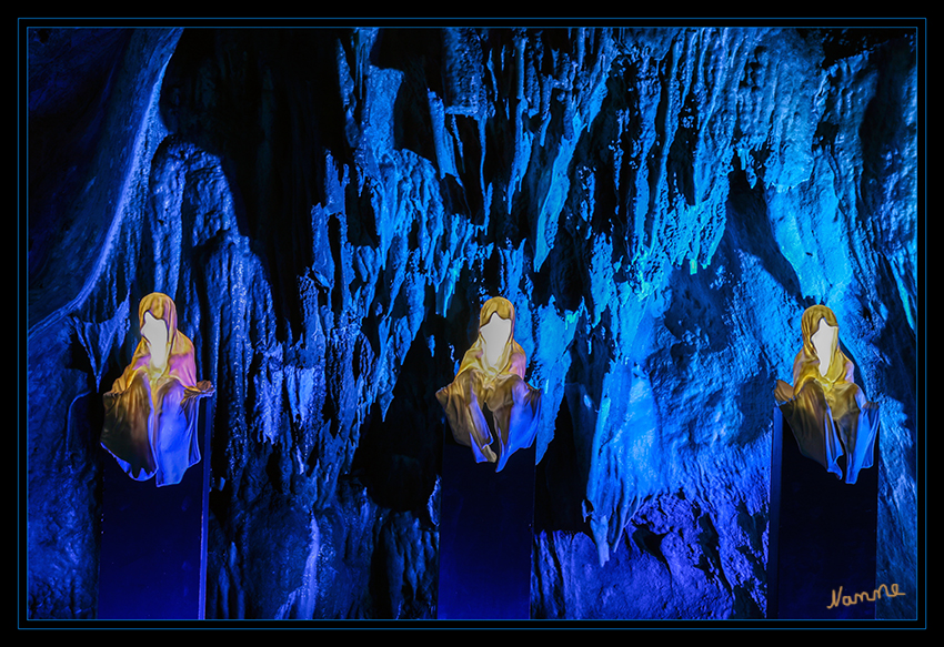 Dechenhöhle  -  Höhlenlichter
Die Lichtkünstler von world-of-lights, Wolfgang Flammersfeld und seine Mitarbeiter, haben dieses Jahr wieder ganz besondere Effekte für die Tropfsteinwelt der Dechenhöhle.
Schlüsselwörter: Höhlenlichter, Dechenhöhle