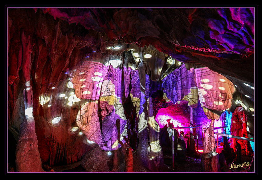 Dechenhöhle  -  Höhlenlichter
Iserlohn: Dechenhöhle - wo sonst, als in der dunklen Welt einer der schönsten Tropfsteinhöhlen Deutschlands, der Iserlohner Dechenhöhle, lässt sich mit Licht eine farbige Märchenwelt schaffen. Die faszinierend-fantastischen Stalaktiten und Stalagmiten verschmelzen mit der Lichtkunst Wolfgang Flammersfelds zu einem einzigartigen Gesamtkunstwerk.
laut lokalkompass.de
Schlüsselwörter: Höhlenlichter, Dechenhöhle, Schmetterling