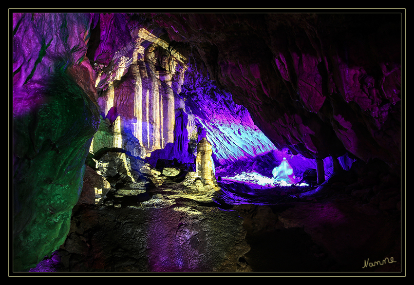 Dechenhöhle  -  Höhlenlichter
Die Dechenhöhle wird zu den Höhlenlichtern 2016 wieder in eine magische anmutende Zauberwelt verwandelt. 
laut dechenhoehle.de
Schlüsselwörter: Höhlenlichter, Dechenhöhle, Tempel