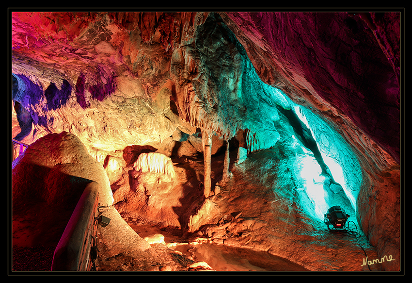 Dechenhöhle  -  Höhlenlichter
Durch zahlreiche farbige Lampen und Projektionen sowie leuchtende Installationen von Wolfgang Flammersfeld wird die Dechenhöhle mit ihren Tropfsteinen zu einer Verschmelzung aus Naturwunder und moderner Lichttechnik.
laut lokalkompass.de
Schlüsselwörter: Höhlenlichter, Dechenhöhle