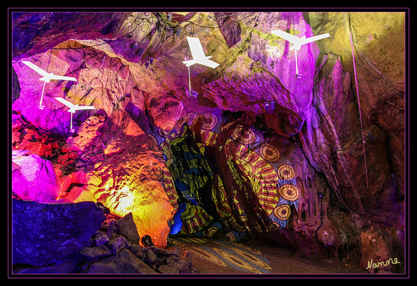 Dechenhöhle  -  Höhlenlichter
Durch zahlreiche farbige Lampen und Projektionen sowie leuchtende Installationen von Wolfgang Flammersfeld wird die Dechenhöhle mit ihren Tropfsteinen zu einer Verschmelzung aus Naturwunder und moderner Lichttechnik.
laut dechenhoehle.de
Schlüsselwörter: Höhlenlichter, Dechenhöhle, Vögel