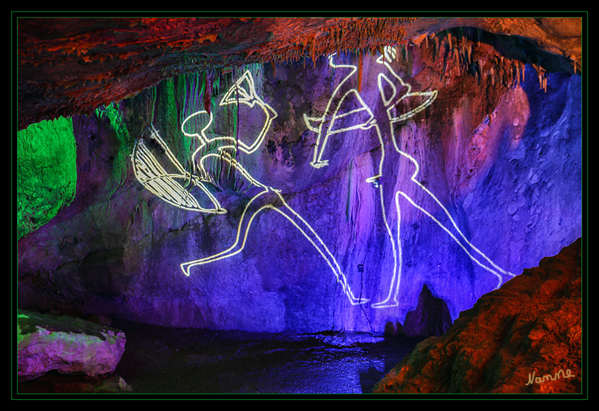 Dechenhöhle  -  Höhlenlichter
Die Dechenhöhle wird zu den Höhlenlichtern 2016 wieder in eine magische anmutende Zauberwelt verwandelt. Durch zahlreiche farbige Lampen und Projektionen sowie leuchtende Installationen von Wolfgang Flammersfeld wird die Dechenhöhle mit ihren Tropfsteinen zu einer Verschmelzung aus Naturwunder und moderner Lichttechnik.
Für Fotografen wird zusätzlich jeweils Donnertags eine Extraführung veranstaltet.
Schlüsselwörter: Höhlenlichter, Dechenhöhle