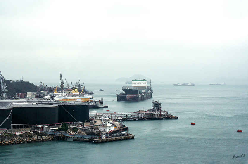 Auf dem Weg
zum Flughafen verabschiedet sich Hongkong mit Nebel.
Schlüsselwörter: Hongkong