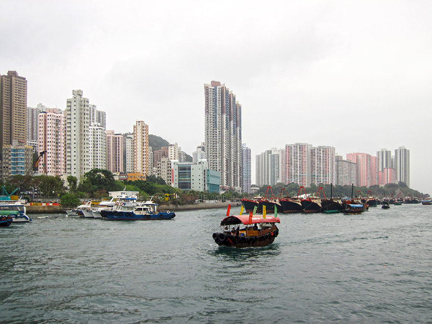 Im Hafen
Der Victoria Harbour ist ein ganz natürlicher Hafen zwischen Kowloon und dem Central District auf der Halbinsel HongKong. Er war ehemals Hafen der Engländer und bekam seinen Namen auch von diesen. 
Schlüsselwörter: Hongkong