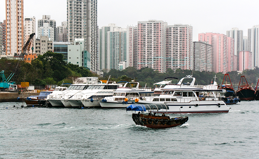 Im Hafen
Auch die Jachten nutzen gerne den Naturhafen. Hier liegen sie geschützt vor Taifunen.
Schlüsselwörter: Hongkong