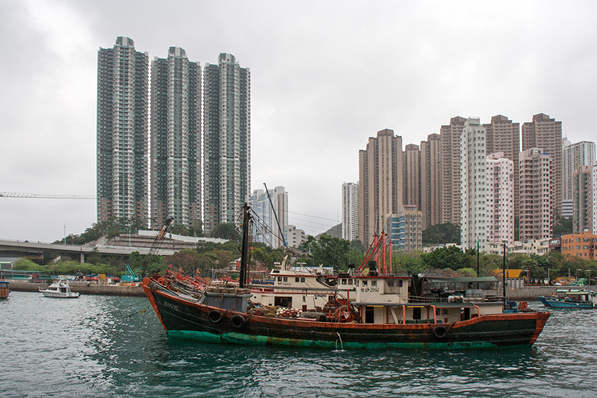 Im Hafen
Ein skurriles Bild liefern die Boote unmittelbar vor der gigantischen Kulisse der Wolkenkratzer von Hong Kong.
Schlüsselwörter: Hongkong