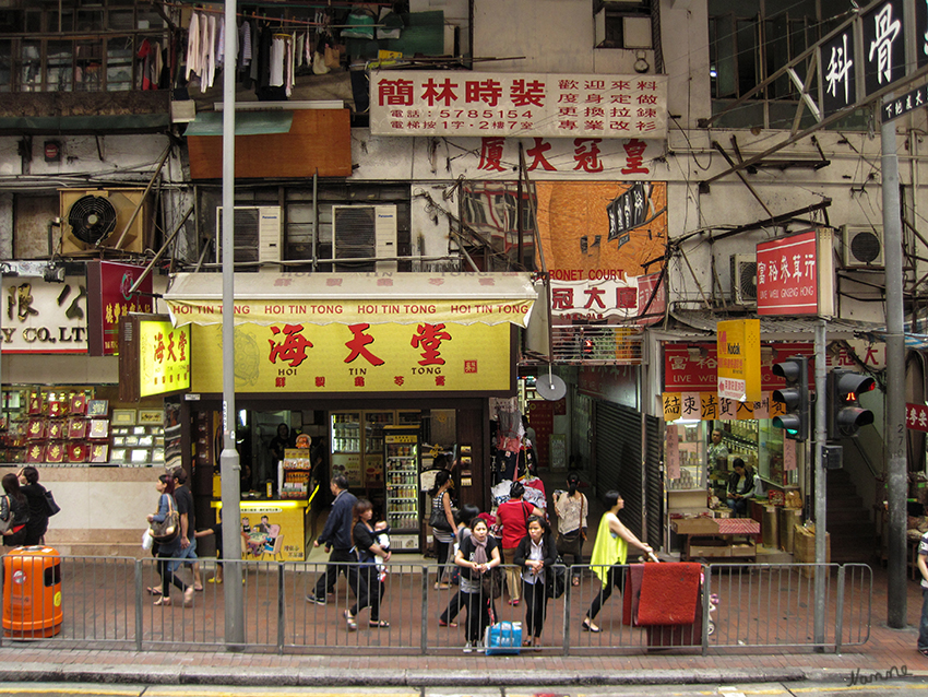 Hongkong Impressionen
Man begann so in den frühen 1970er Jahren, Mark-IV-Hochhäuser zu errichten, die in den Erdgeschossen Platz für Geschäfte und Einkaufszentren boten. Hier hatte jede Wohnung ihre eigenen Sanitäreinrichtungen und ihre eigene Küche. 
laut Wikipedia
Schlüsselwörter: Hongkong