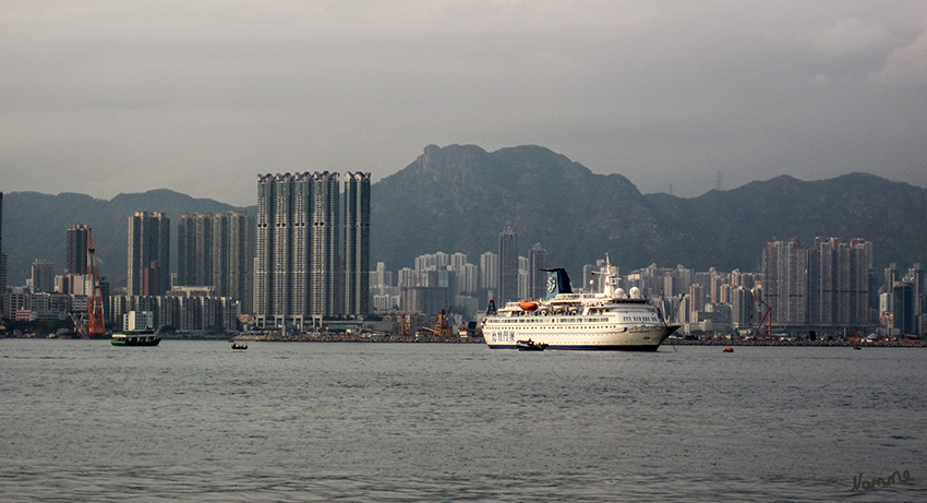 Hongkong Impressionen
Hongkong liegt an der Mündung des Perlflusses der in das südchinesische Meer mündet. Das Gebiet Hongkongs erstreckt sich über eine sehr unregelmäßig geformte Halbinsel sowie 262 Inseln.
Hongkong ist hinsichtlich der Bevölkerungszahl die drittgrößte Metropolregion der Volksrepublik China. 
Schlüsselwörter: Hongkong