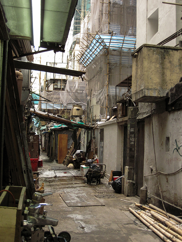 Hongkong Impressionen
Trotz der hohen Bautätigkeit für die Wohnraumschaffung gelang es erst in den frühen 1980er Jahren, die letzten Hüttenviertel aufzulösen. Die Mark-I–III-Häuser sind mittlerweile fast gänzlich abgerissen und durch Hochhäuser ersetzt worden.
Schlüsselwörter: Hongkong