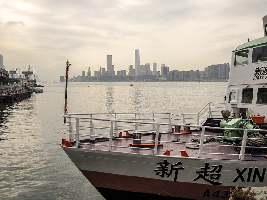 Hongkong Impressionen
Die Star Ferry Company, Ltd ist eine Dienstleistungsgesellschaft, die die Personenfähren in Hongkong betreibt. Die wichtigsten Routen dienen der Beförderung von Personen über den Victoria Harbour zwischen Hong Kong Island und Kowloon.
Schlüsselwörter: Hongkong