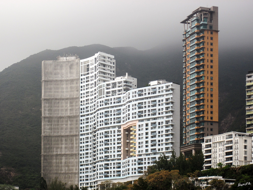 Repulse Bay
Das Gebäude hat ein "Loch", da der beim Bau zu Rate gezogene Feng Shui Experte sagte, dass in dem Berg hinter dem Haus ein Drache wohnt. Damit dieser ungehindert zum Meer fliegen kann und nicht verärgert wird, sollte ein Loch zum Hindurchfliegen eingebaut werden.
Die Wohnungen über dem Loch sind deutlich teurer da man dort auf dem Drachen reitet.
Schlüsselwörter: Hongkong Repulse Bay