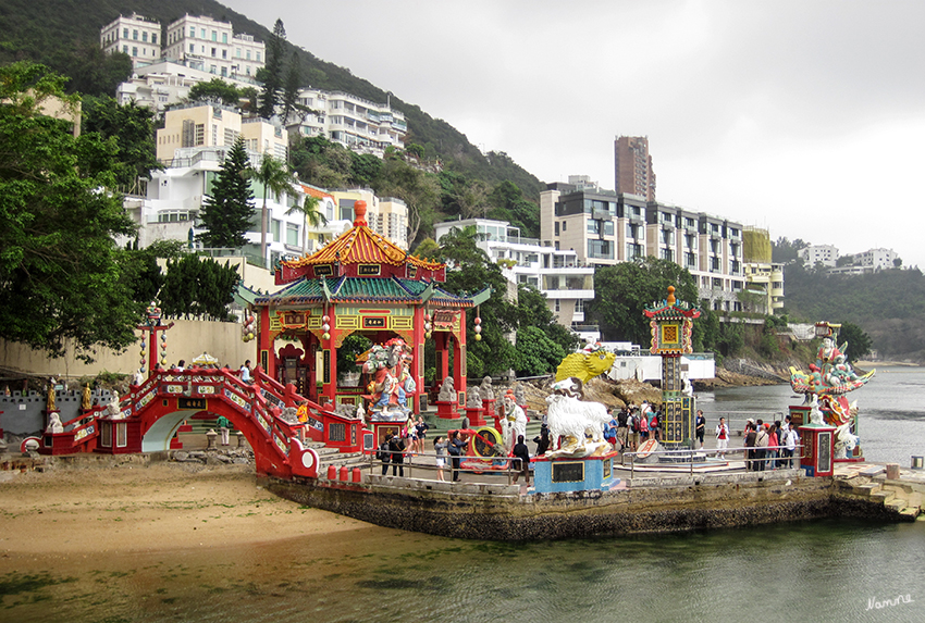 Kwun Yam Schrein
ist ein Taoistischer Schrein der sich am südöstlichen Ende der  Repulse Bay befinde, im südlichen Teil von Hong Kong Island .
Longevity Bridge -  Die Langlebigkeitbrücke
Die Menschen glauben, wer die Brücke überquert, bekommt drei zusätzliche Lebenstage.
Schlüsselwörter: Hongkong Kwum Yam Schrein Repulse Bay