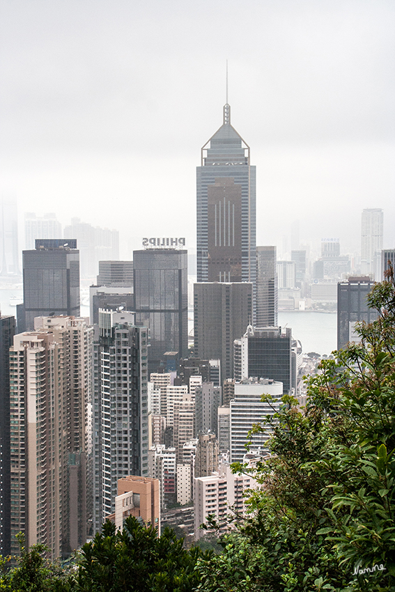 Nebelig
Aussichtspunkt auf ungefähr der Hälfte des Weges.Der Victoria Peak mit 552 Metern Höhe ist der bekannteste Berg Hongkongs. 

Schlüsselwörter: Hongkong