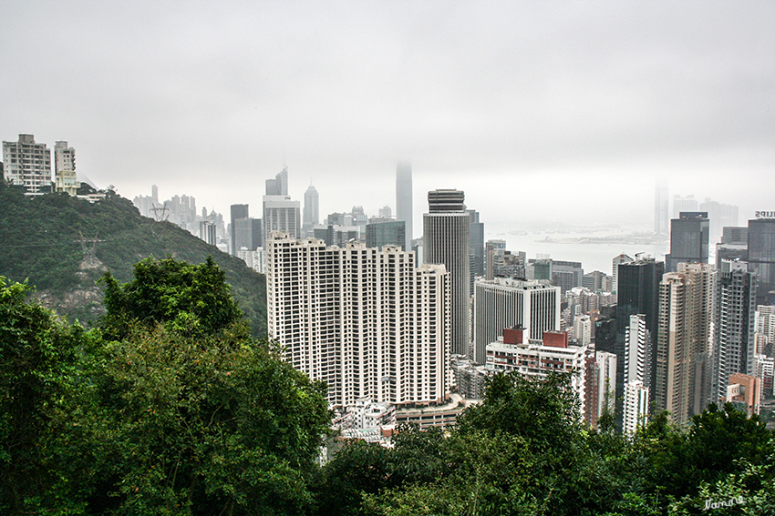 Nebelig
Hong Kong Island ist eine Insel im südlichen Teil von Hongkong, Volksrepublik China. Auf Hong Kong Island lebten 2006  1.268.112 Menschen.
laut Wikipedia
Schlüsselwörter: Hongkong