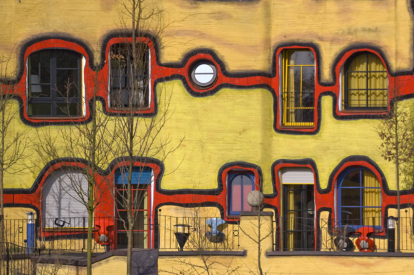 Farbenfroh
Kräftige Farbtöne und weiche organische Formen prägen das einladend und heiter wirkende Gebäude. Die sinnenfrohe Architektur harmoniert ideal mit der umgebenden Natur
Schlüsselwörter: Hundertwasserhaus