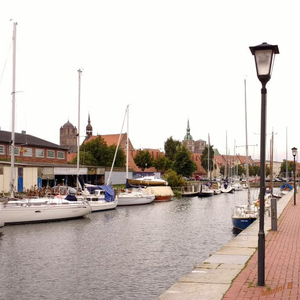 Stralsund
Der Stralsunder Hafen besteht aus dem Stadthafen, dem Nord- und dem Südhafen. Im Nord- und Südhafen werden vor allem Stück- und Schüttgut umgeschlagen.
Fischer bieten ihren fangfrischen Fisch zum Verkauf an. Zahlreiche Segel- und Motorboote haben hier ihre Liegeplätze, urige Hafenbars haben neben einem steifen Grog auch herrliche Fischgerichte auf der Karte. laut ostsee.de 
Schlüsselwörter: Rügen, Stralsund, Hafen