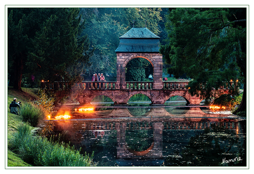 Illumina - Schloß Dyck
Die Barockbrücke wird so in Szene gesetzt, dass man sich vorstellen kann, wie der Park Jahrhunderte zuvor zu Feierlichkeiten auf dem Schloss ausgesehen haben muss: Das sind Momente wie in Zeiten des Barocks.
laut lifepr.de
Schlüsselwörter: Illumina Schloß Dyck Baumzauber 2014