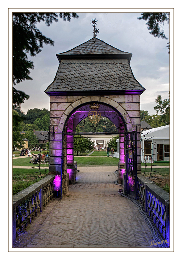 Illumina 10.0
Barockbrücke - ein Brückenzauber in Licht und Gegenlicht.

"Illumina 10.0" ist der Titel des Großereignisses - passend auch zur zehnten Veranstaltung. Licht- und Tonarchitekt Wolfram Lenssen, der von Beginn die Fäden in der Hand hat, liefert mit seinem aktuellen Konzept eine Mischung aus Neuheiten und Bewährtem.
laut RP-Online
Schlüsselwörter: Illumina Schloß Dyck