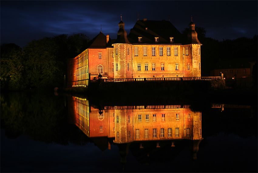 Lichtinszenierung Schloß Dyck
Illumina-Parkzauber 2007
Schlüsselwörter: Illumina    Parkzauber     Schloß Dyck    Nachtaufnahme    Licht und Klanginszenierung