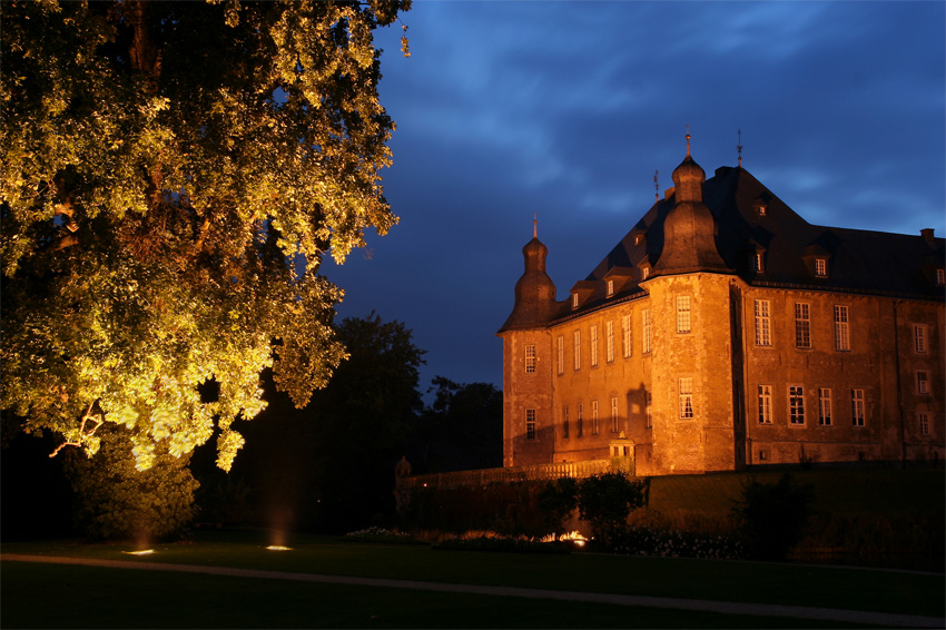 Schloß Dyck und Gartenzauber
Illumina-Parkzauber 2007
Schlüsselwörter: Illumina    Parkzauber     Schloß Dyck    Nachtaufnahme    Licht und Klanginszenierung