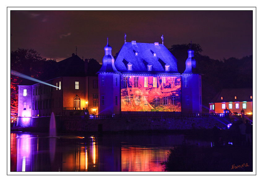 Illumina 10.0
Höhepunkt jedoch ist der Spielort an der Ostfassade des Schlosses. Die zehnminütige Installation verändert das Wasserschloss.
laut RP-Online
Schlüsselwörter: Illumina Schloß Dyck