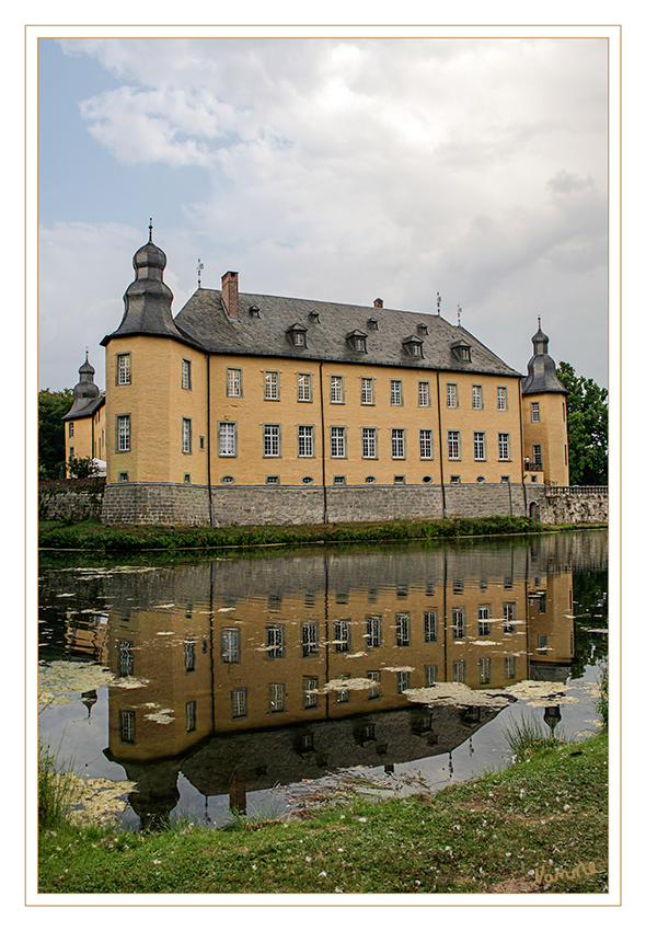 Schloß Dyck
Das Schloss Dyck ist eines der bedeutendsten Wasserschlösser des Rheinlandes. Die Anlage besteht aus einer Hochburg und zwei Vorburgen, die von einem Wassergraben umgeben sind.
Schlüsselwörter: Schloß Dyck