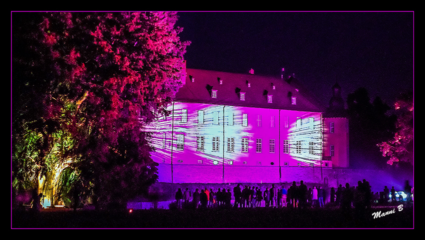 Illumina - Schloß Dyck
Ein Highlight ist wie immer die Illumination auf der Schlossfassade. 2014 treten Schlossarchitektur und Parkarchitektur dabei in direkten Dialog. Mit speziellen 3D Grafiken werden Bilder, die Gemälden gleichen, auf die Fassade projiziert und es entsteht eine märchenhafte, visuell berührende Atmosphäre.
laut lifepr.de 
Schlüsselwörter: Illumina Schloß Dyck Baumzauber 2014