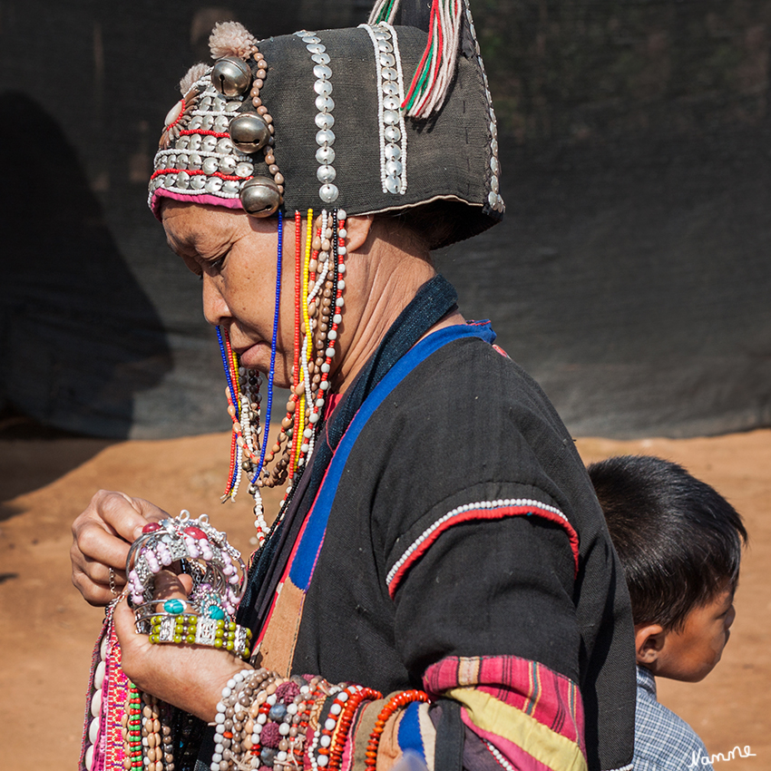 Im Dorf der Akha
Zu den Besonderheiten zählen die Kopfbedeckungen, geschmückt mit Silberknöpfen und Kugeln der Akha Frauen.
Schlüsselwörter: Thailand Akha