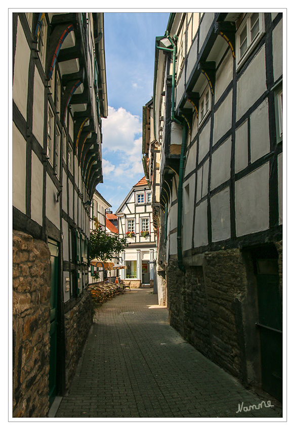 In den Gassen
Die Hattinger Altstadt ist mit ihren fast 150 mittelalterlichen Fachwerkhäusern ein beliebtes Ausflugsziel. Sie sind Ausdruck des Bürgerwillens in der Stadt, der sich in den 1960er Jahren gegen eine Flächensanierung und für die Objektsanierung aussprach.
laut Wikipedia
Schlüsselwörter: Hattingen