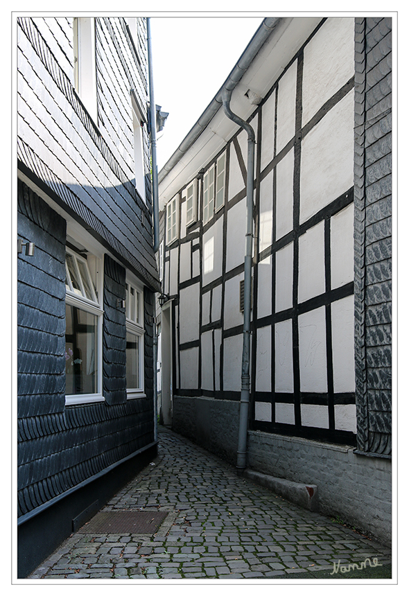 In den Gassen
Die Hattinger Altstadt ist mit ihren fast 150 mittelalterlichen Fachwerkhäusern ein beliebtes Ausflugsziel. Sie sind Ausdruck des Bürgerwillens in der Stadt, der sich in den 1960er Jahren gegen eine Flächensanierung und für die Objektsanierung aussprach.
laut Wikipedia
Schlüsselwörter: Hattingen