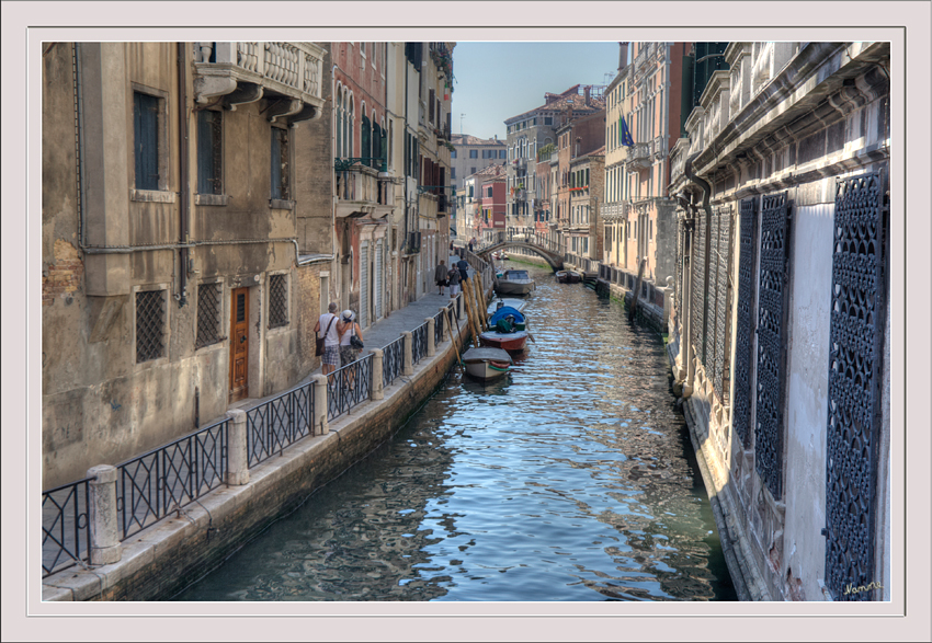 In den Gassen
von Venedig
Fondamenta heißen die Straßen längs der Kanäle, die auch als Fundament für die Bauten dienen.
Schlüsselwörter: Venedig Italien
