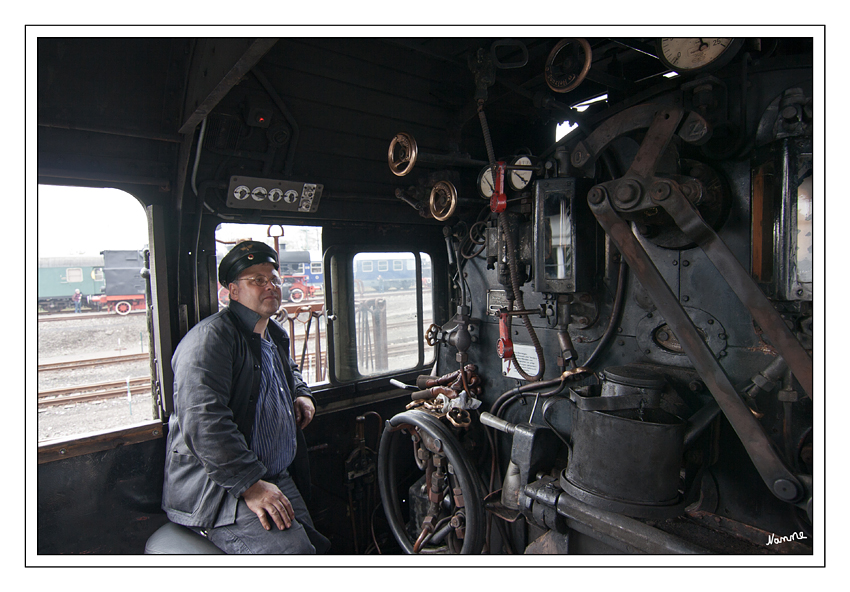 Zugführer in der Dampflok 38 2267
Nachtrag vom Fototag des Eisenbahnmuseums Bochum 
Schlüsselwörter: Eisenbahnmuseum Bochum Dahlhausen