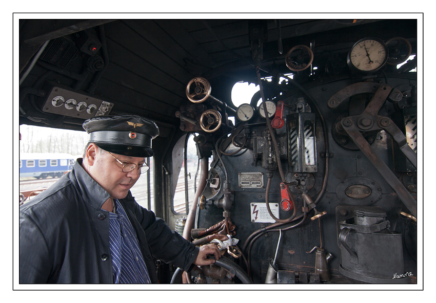 Zugführer
in der Dampflok 38 2267
Nachtrag vom Fototag des Eisenbahnmuseums Bochum 
Schlüsselwörter: Eisenbahnmuseum Bochum Dahlhausen