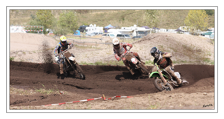 In die Kurve gelegt
Motorcrossmeisterschaft in Grevenbroich
Schlüsselwörter: Motorcross