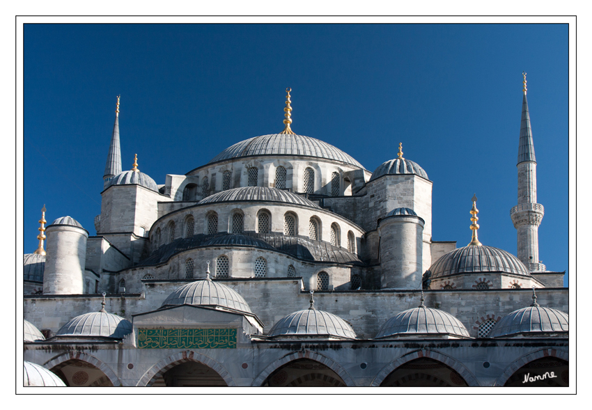 Blaue Moschee
Die Hauptkuppel hat einen Durchmesser von 23,5 m und ist 43 m hoch. Sie wird von vier Spitzbögen und vier flachen Zwickeln getragen, die wieder auf vier riesigen, 5 m dicken Säulen ruhen
Schlüsselwörter: Türkei Istanbul