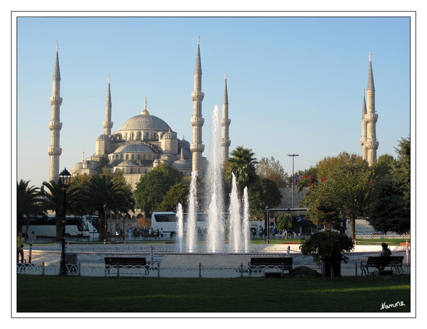 Blaue Moschee
eigentlich heißt sie ja Sultan-Ahmed-Moschee (türkisch Sultanahmet Camii) und steht in Istanbul.
Die Moschee ist eines der wenigen islamischen Gotteshäuser der Welt mit sechs Minaretten, nur die Hauptmoschee in Mekka hat mit neun Minaretten mehr Minarette.
Schlüsselwörter: Türkei Istanbul