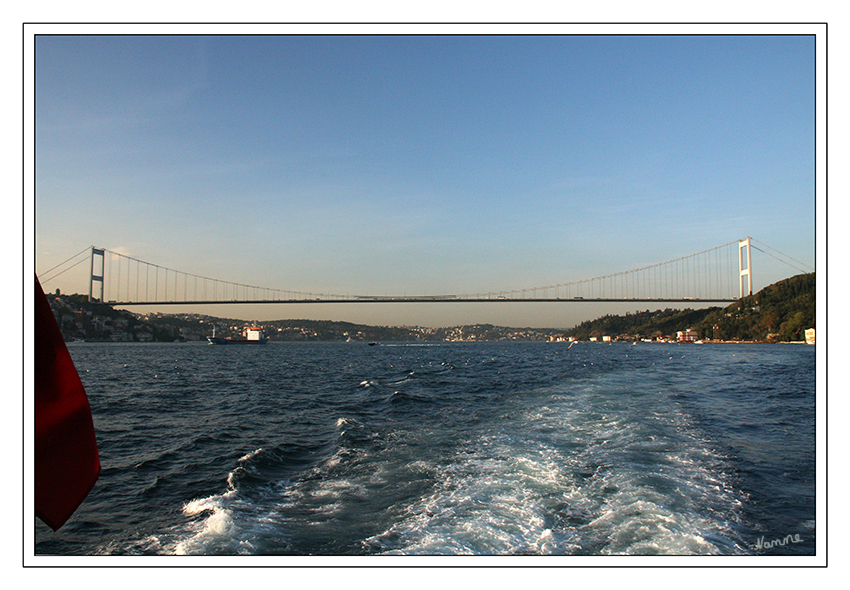 Bosporusfahrt
1. Bosporus-Brücke ist die ältere von zwei Brücken in Istanbul, die den Bosporus überspannen und so den europäischen mit dem asiatischen Teil der Stadt verbinden. Sie wurde 1973 eröffnet. 
Istanbul ist die einzige Stadt die auf zwei Koninenten liegt.
Schlüsselwörter: Türkei Istanbul