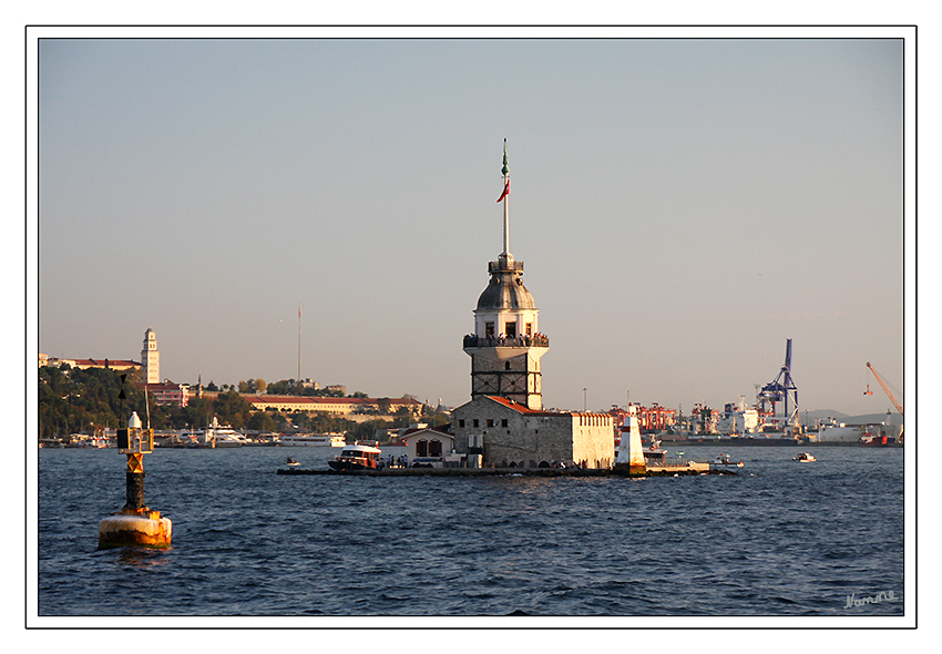 Bosporusfahrt
Der Leanderturm (türkisch Kız kulesi, „Mädchenturm“) ist ein Leuchtturm aus dem 18. Jahrhundert und liegt in Istanbul etwa 180 Meter vor Üsküdar auf einer kleinen Insel im Bosporus. Er gehört zu den Wahrzeichen der Stadt.
Schlüsselwörter: Türkei Istanbul